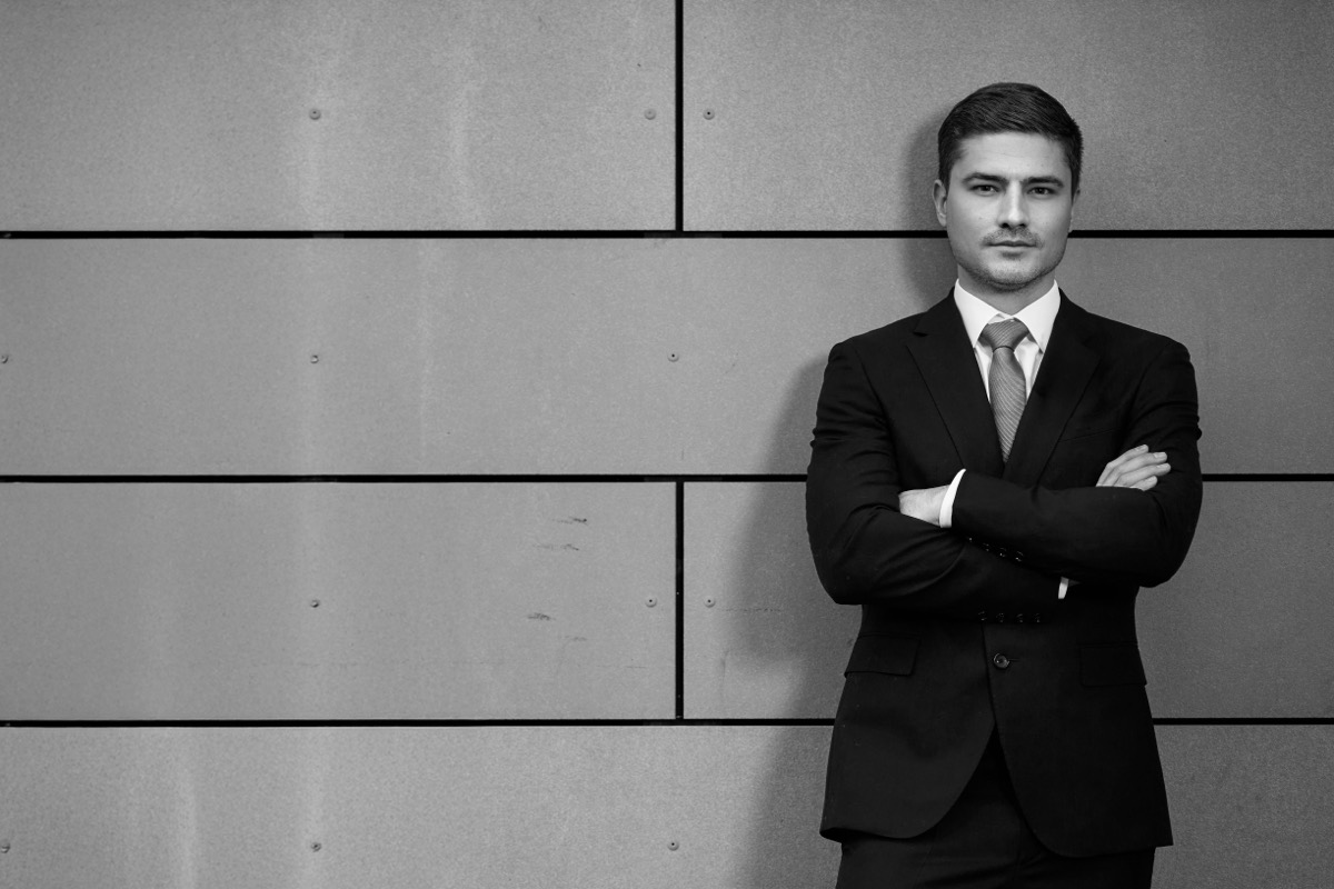 Marcel Wörner mit verschränkten Armen vor einer Betonwand, schwarz-weiß